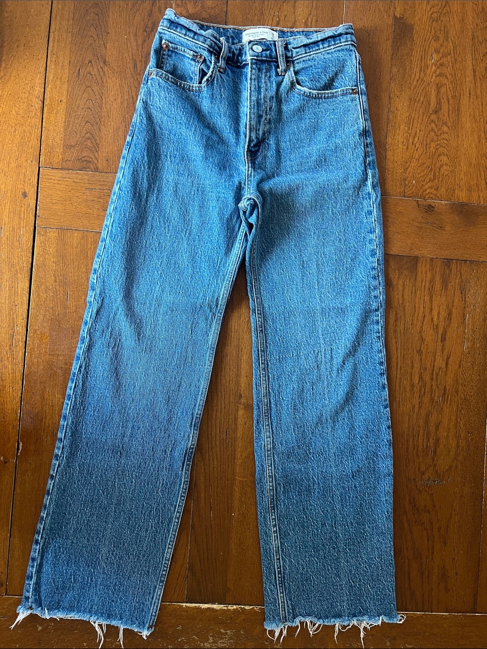 Abercrombie 90's relaxed jean raw hem dark blue wash 26 short